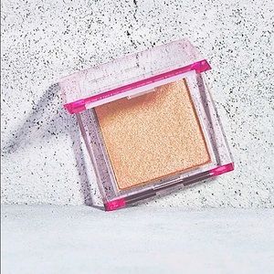Halsey’s makeup brand ‘about-face’ Light Lock Powder in Lightspun